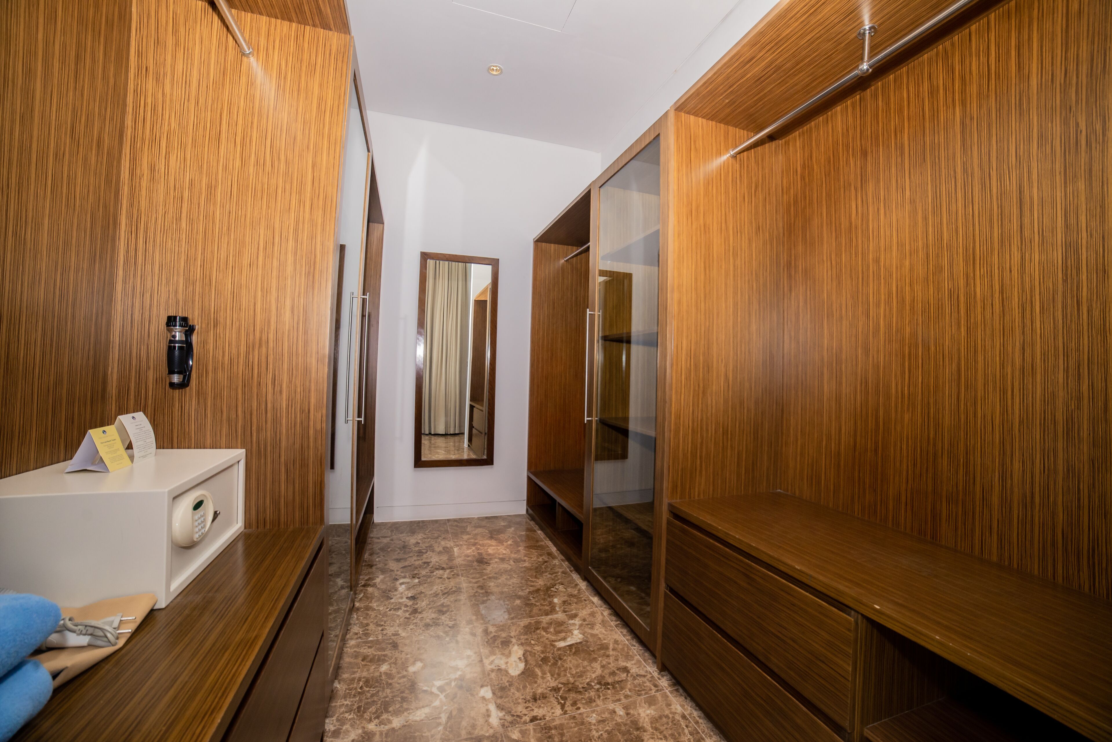 5 bedrooms luxury villa with sea view | wardrobe