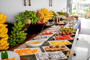 Ein reichhaltiges Buffet mit verschiedenen Früchten und Speisen.