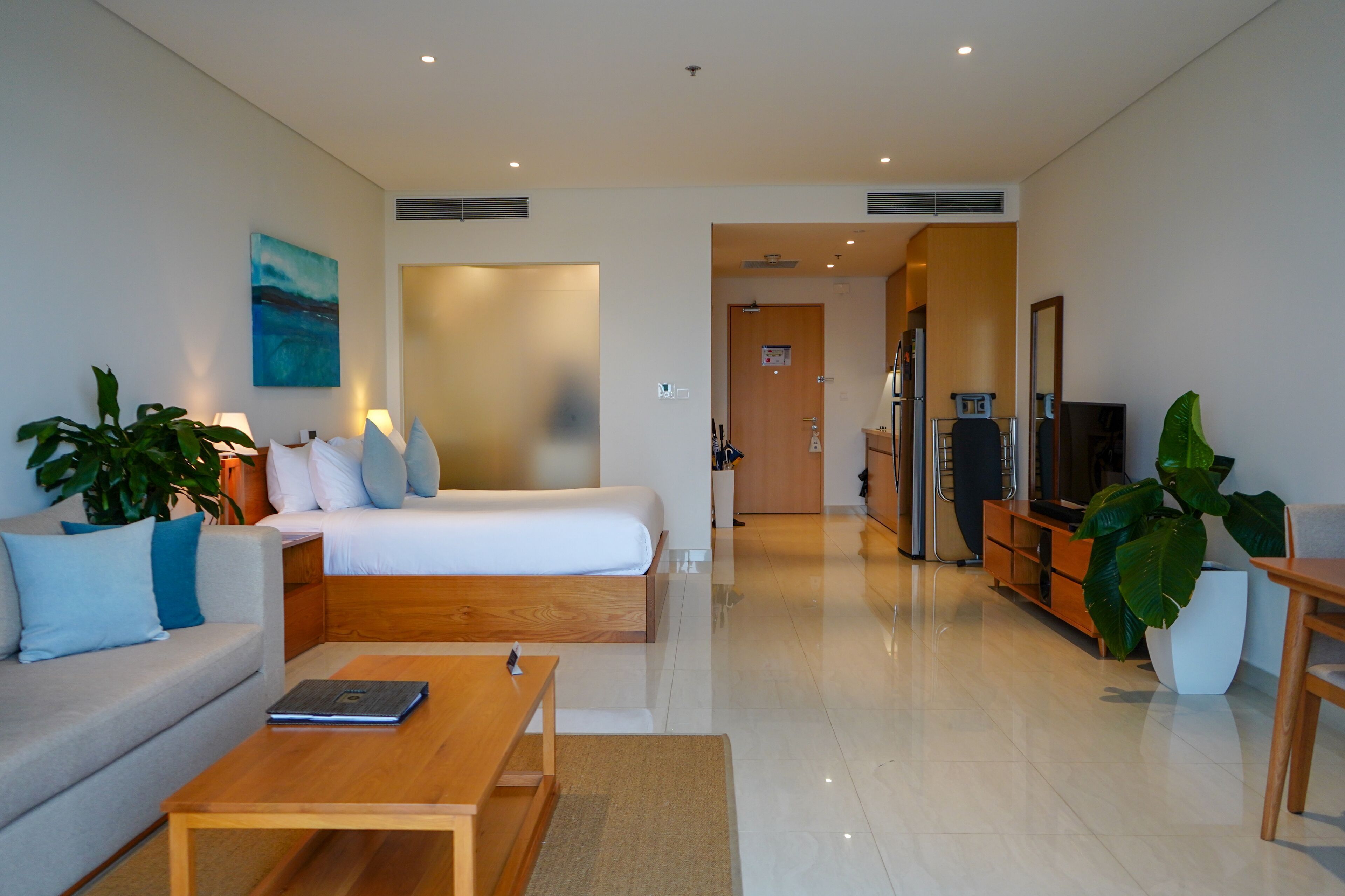 Minibar, in-room safe, desk, iron/ironing board