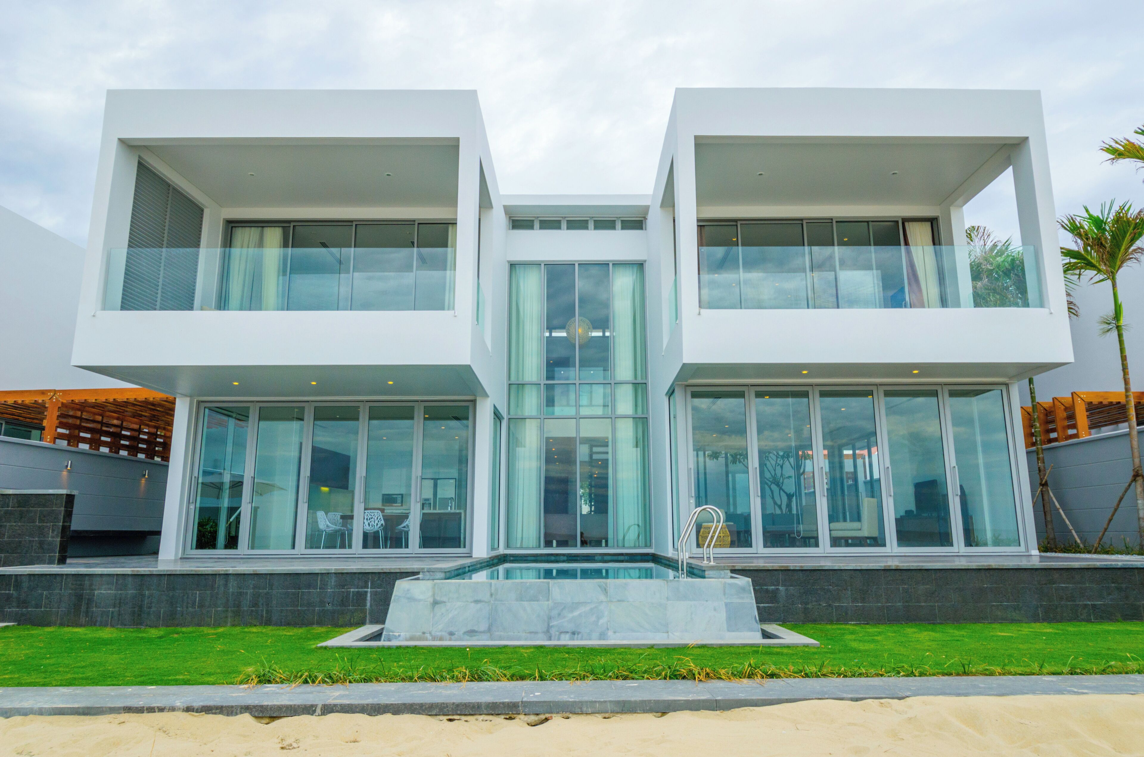 Minibar, in-room safe, desk, iron/ironing board