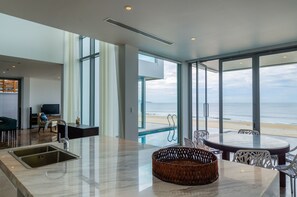 Villa, 5 habitaciones, vista al océano | Cocina privada | Refrigerador con congelador, microondas y cafetera y tetera 