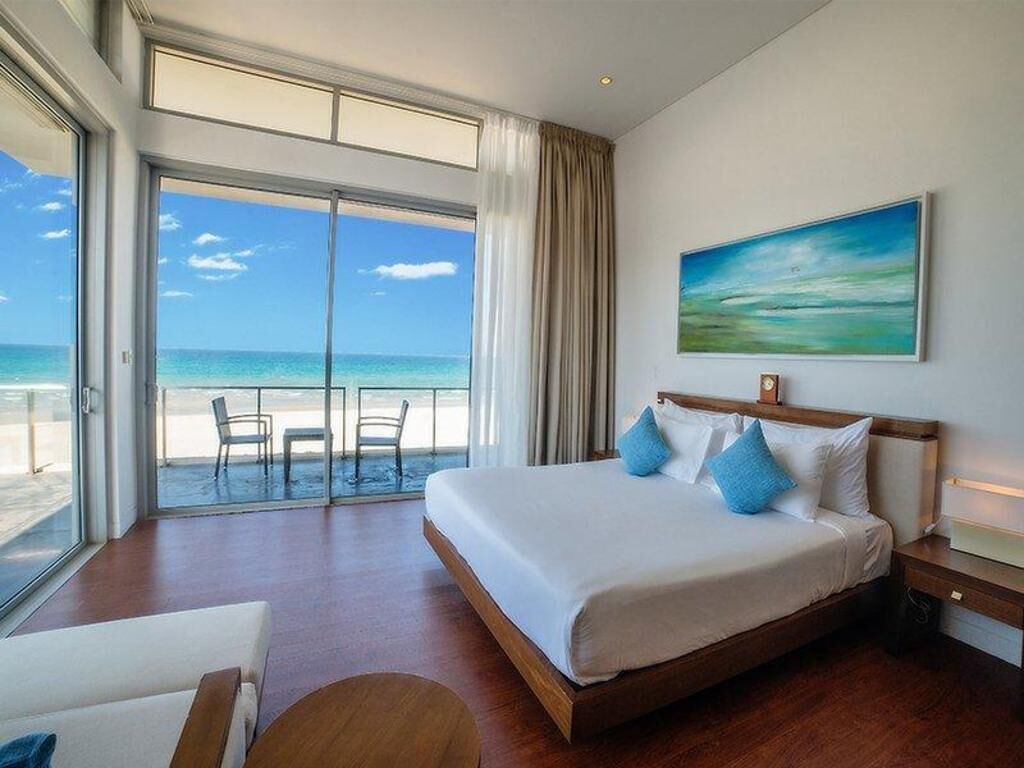 มินิบาร์, ตู้นิรภัยในห้องพัก, โต๊ะทำงาน, เตารีด/โต๊ะรีดผ้า