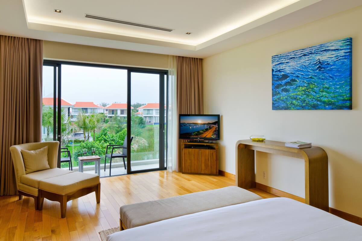 Minibar, in-room safe, desk, iron/ironing board