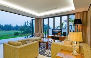 Villa, 4 habitaciones, alberca privada | Sala de estar | Televisión LCD y reproductor de DVD 