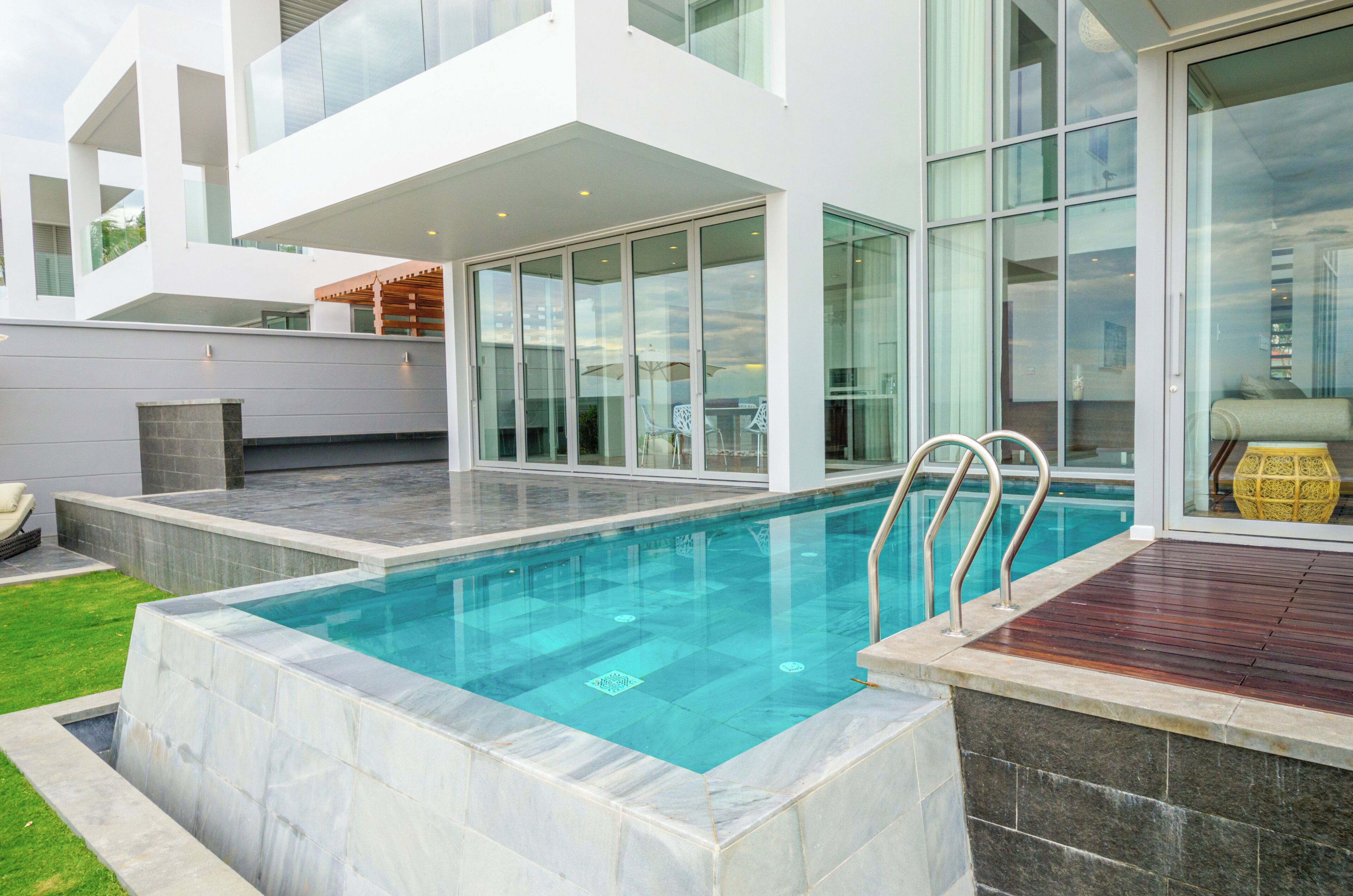 Minibar, in-room safe, desk, iron/ironing board