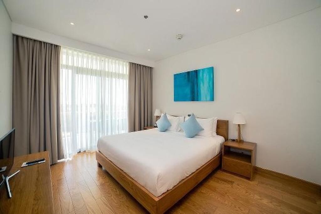 Minibar, caja de seguridad en la habitación y escritorio 