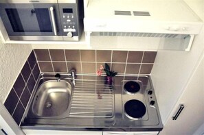 Fridge, microwave, stovetop, cookware/dishes/utensils - Lorient Résidence (Caudan)