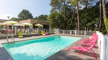 Outdoor pool, pool loungers