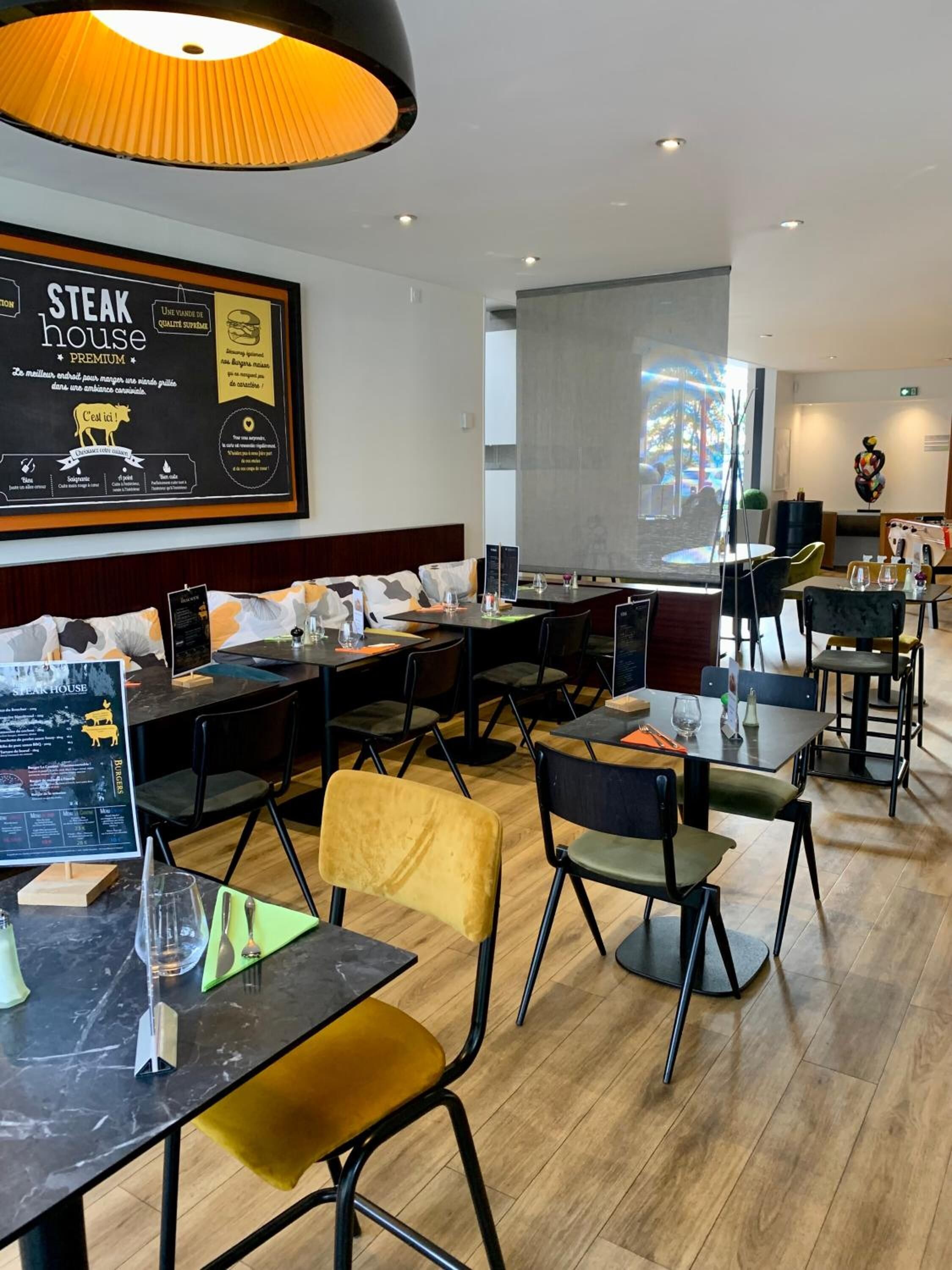 S&#x27;hi serveixen esmorzars, dinars, sopars i plats de cuina francesa 