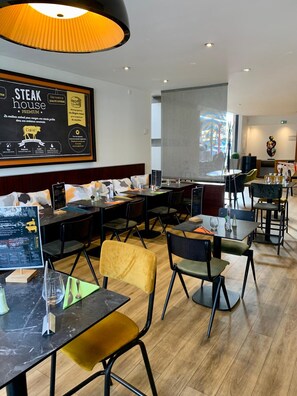 Breakfast, lunch, dinner served; French cuisine  - Lorient Résidence (Caudan)