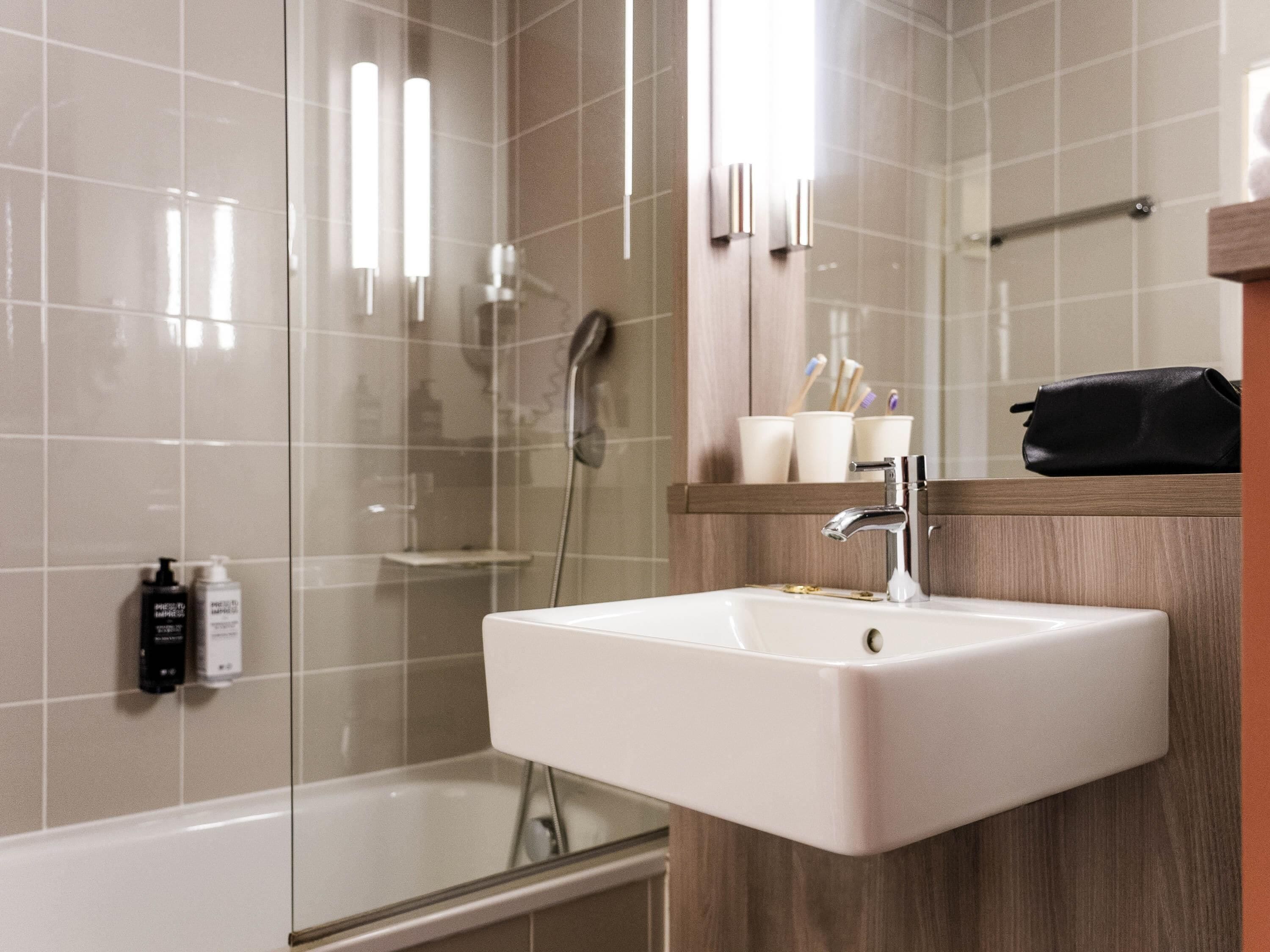 Habitación familiar, 2 camas dobles | Escritorio, sistema de insonorización, cunas gratuitas y wifi gratis