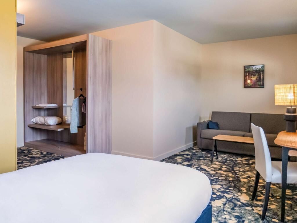 Desk, soundproofing, free cots/infant beds, free WiFi