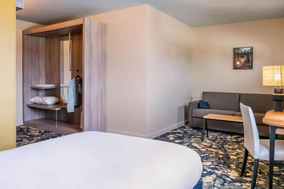 Escritorio, insonorización, cunas gratuitas y wifi gratis