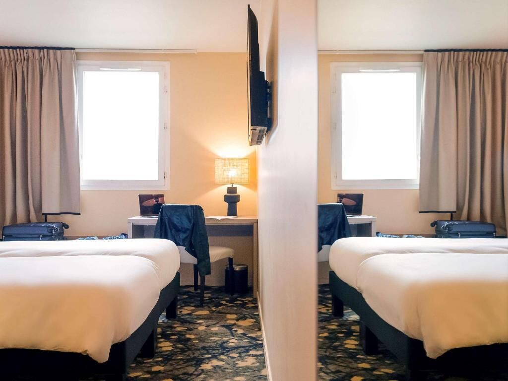 Desk, soundproofing, free cots/infant beds, free WiFi