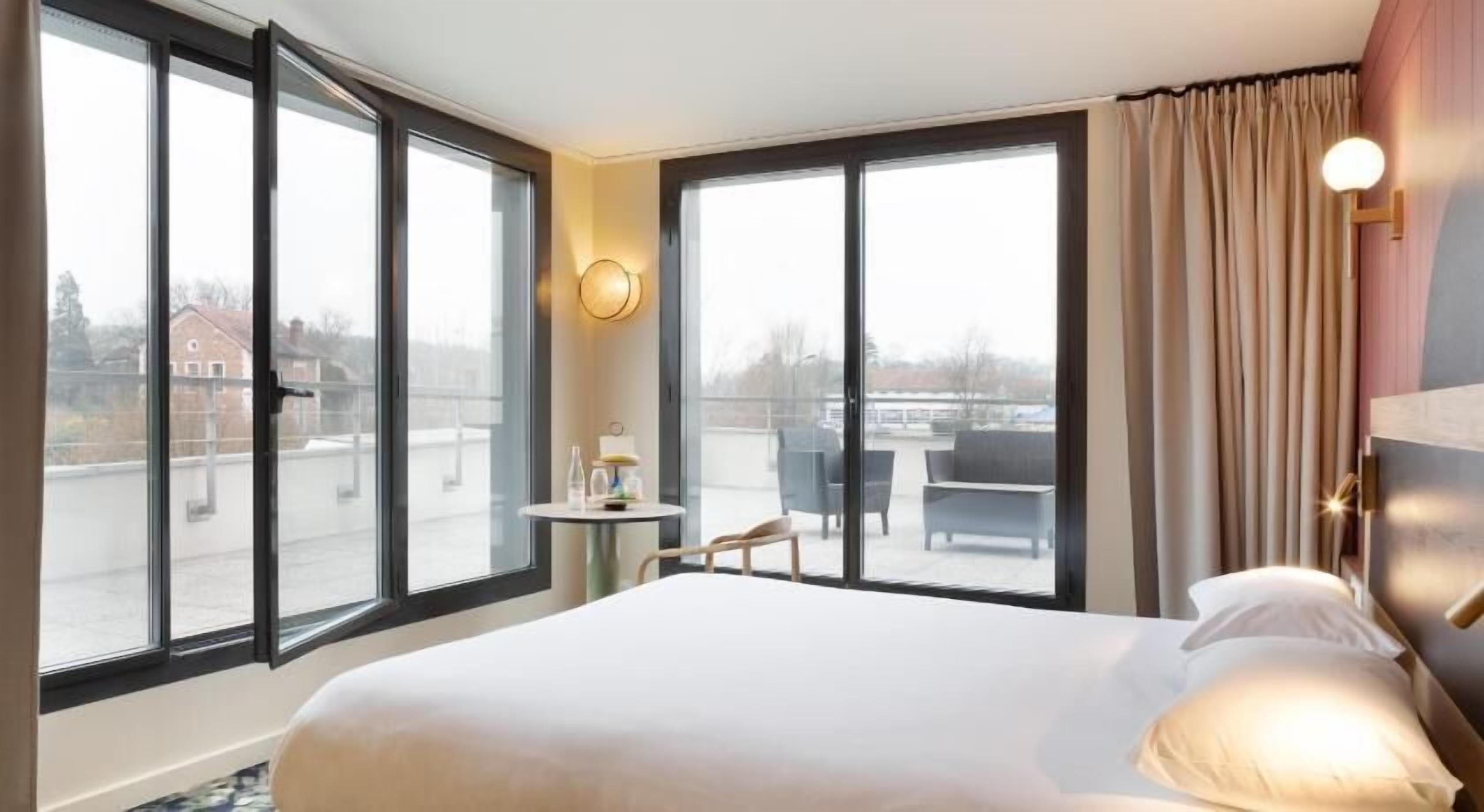 Desk, soundproofing, free cots/infant beds, free WiFi