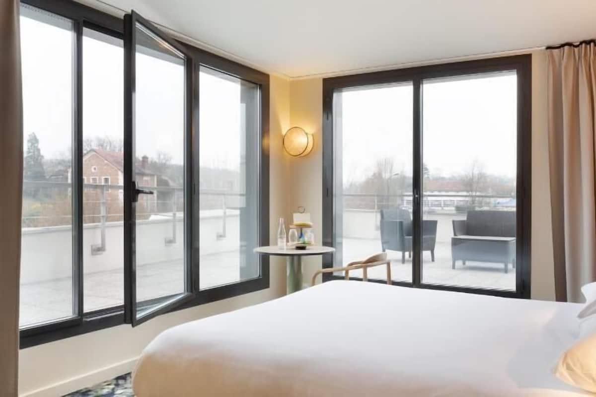 Escritorio, insonorización, cunas gratuitas y wifi gratis