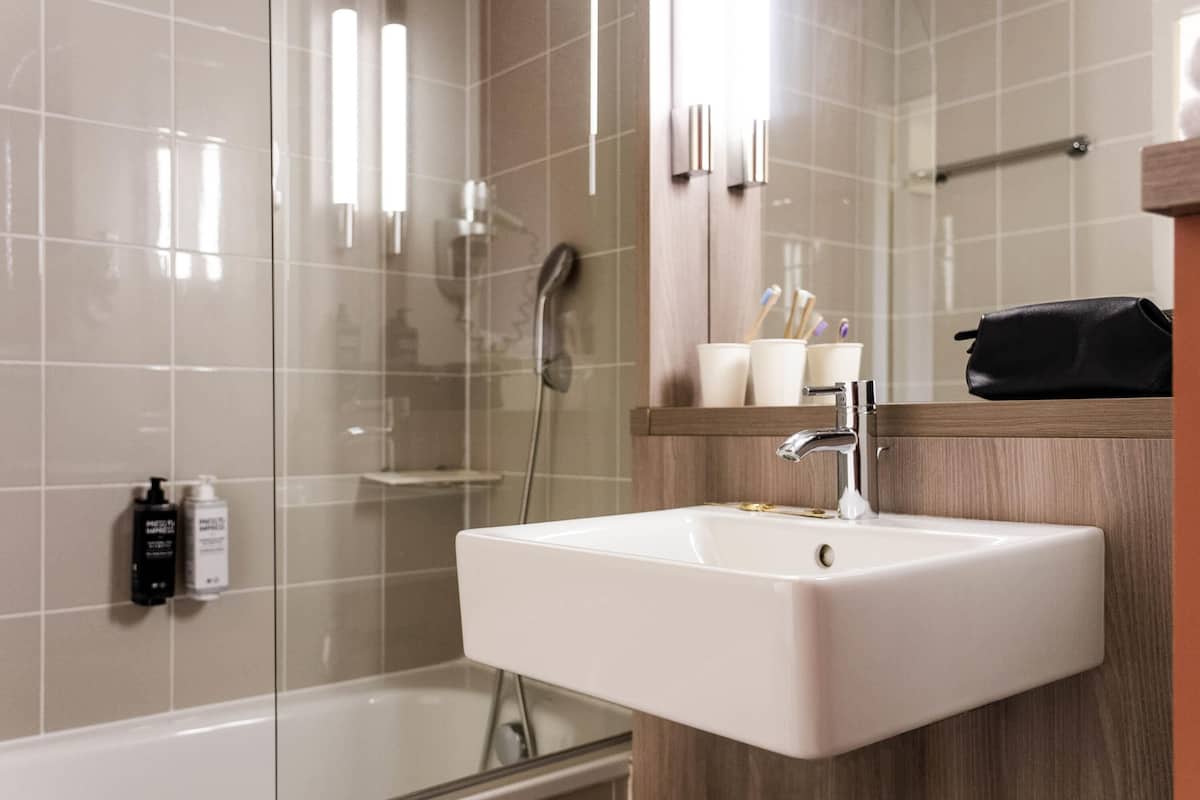 family room, 2 double beds | desk, soundproofing, free cots/infant beds, free wifi