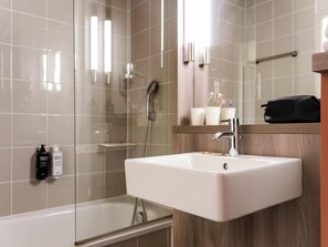 Chambre Familiale, 2 lits doubles | Bureau, chambres insonorisées, lits bébé (gratuits), Wi-Fi gratuit