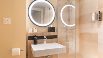 Amenidades de baño ecológicas y toallas