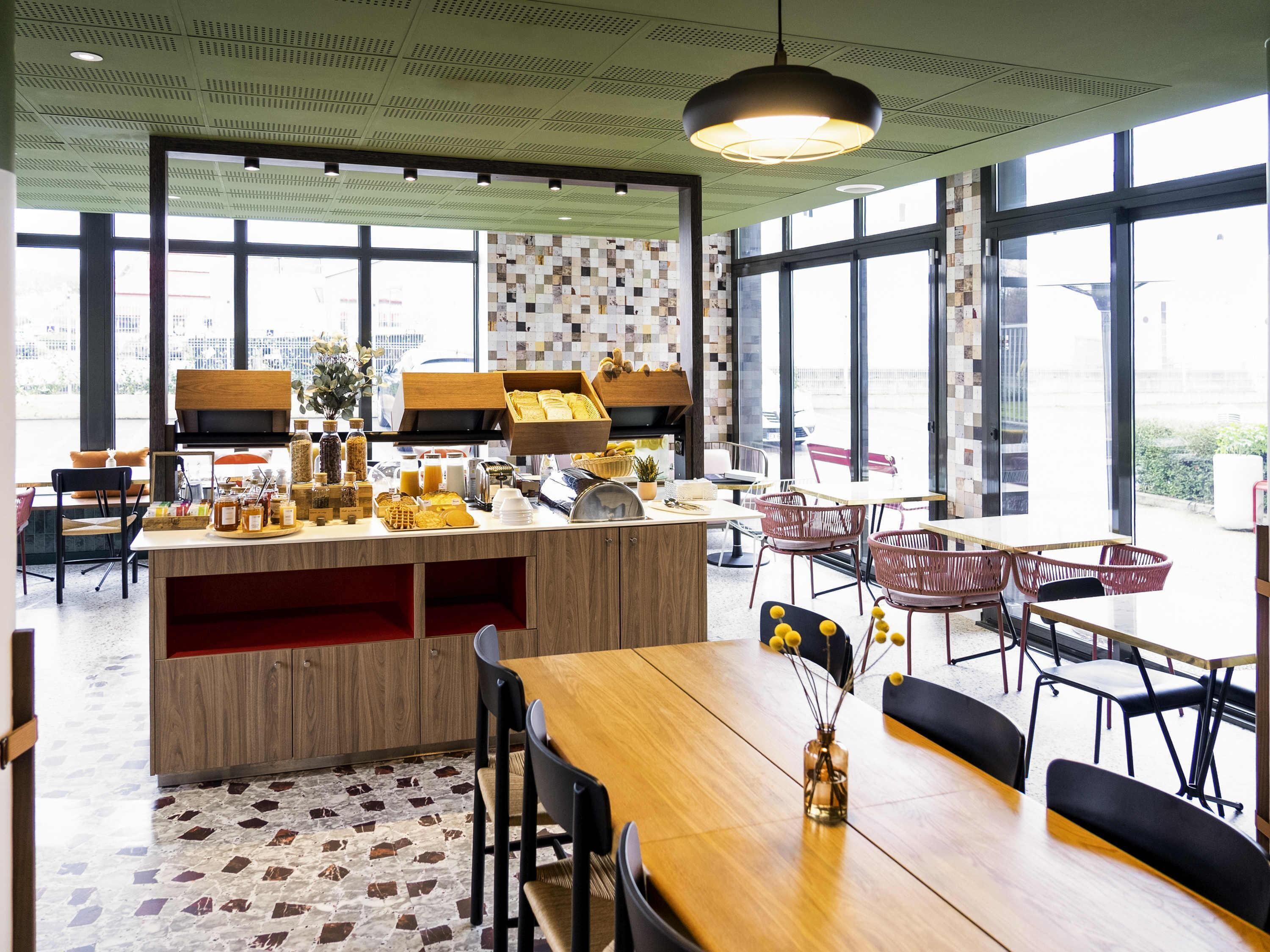 daily cooked-to-order breakfast (eur 13 per person)