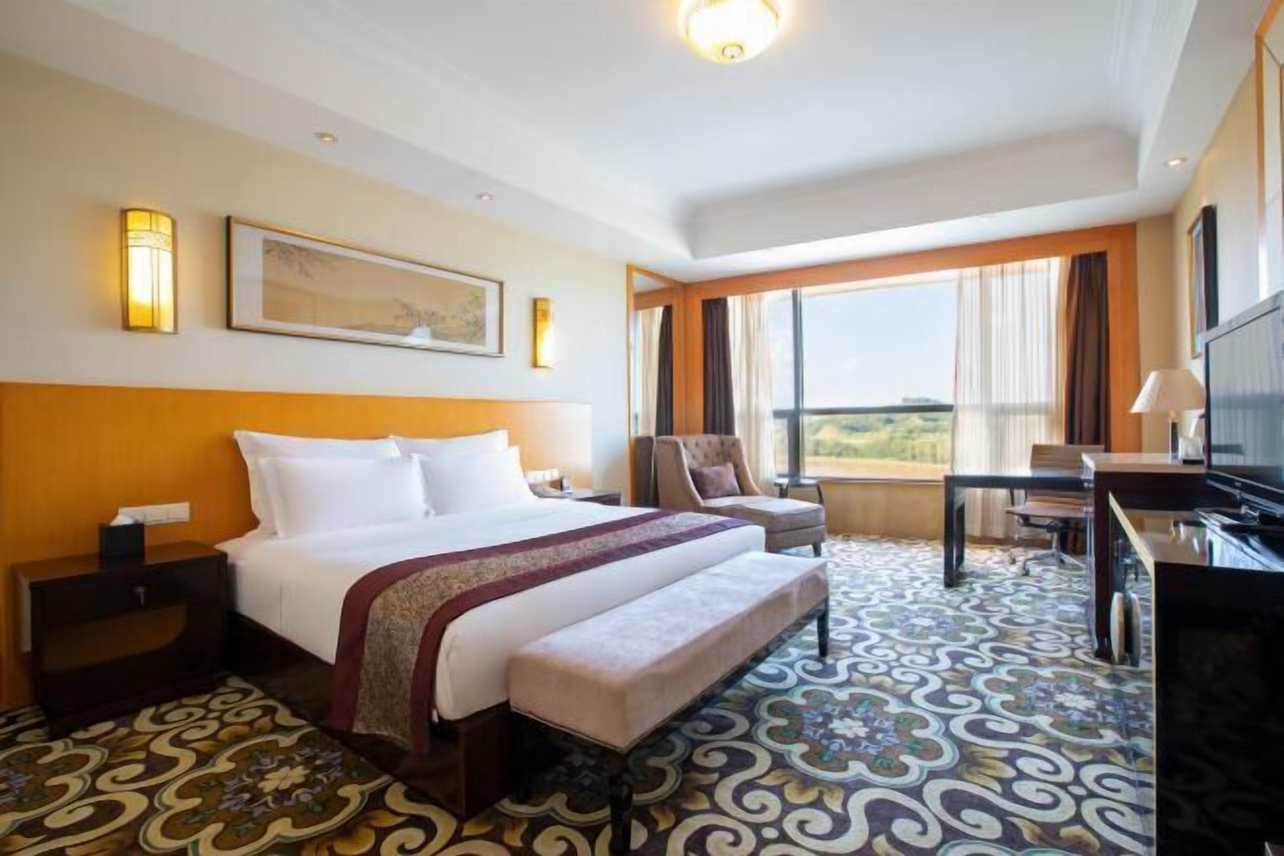 Una scrivania, tende oscuranti, ferro/asse da stiro