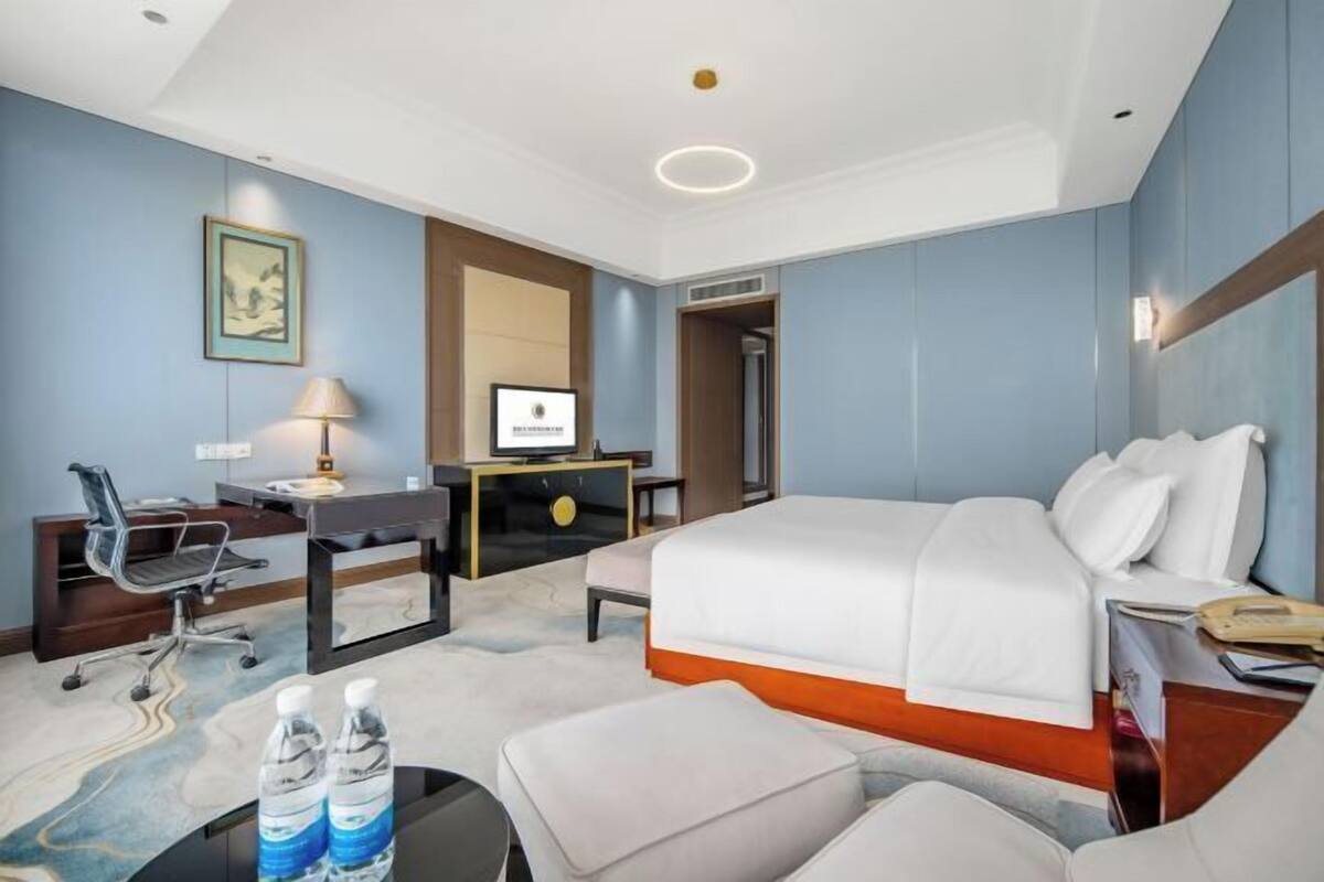 Meja, langsir/tirai gelap terus, seterika/papan seterika