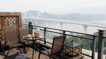 書桌、遮光窗簾/窗簾、熨斗/熨衫板、免費嬰兒床