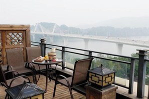 Desk, blackout drapes, iron/ironing board, free cribs/infant beds - Dynasty International Hotel Chongqing Hechuan (Chongqing)