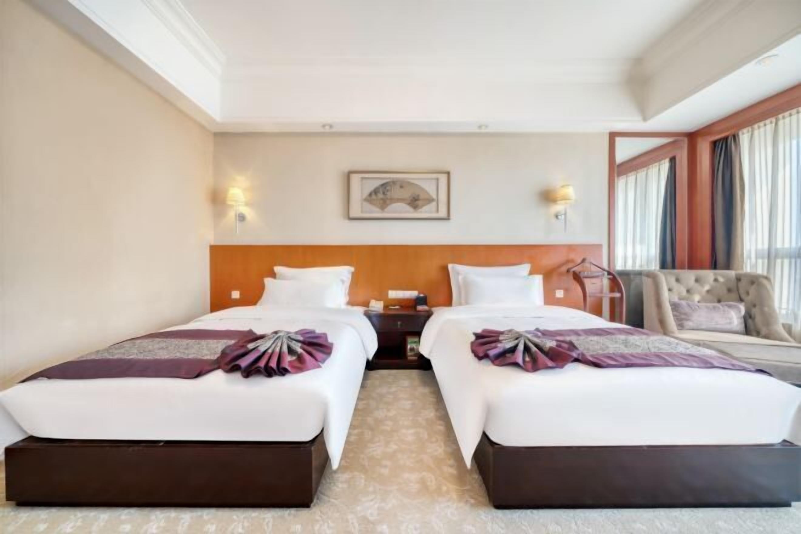 Skrivebord, blendingsgardiner og strykejern/-brett