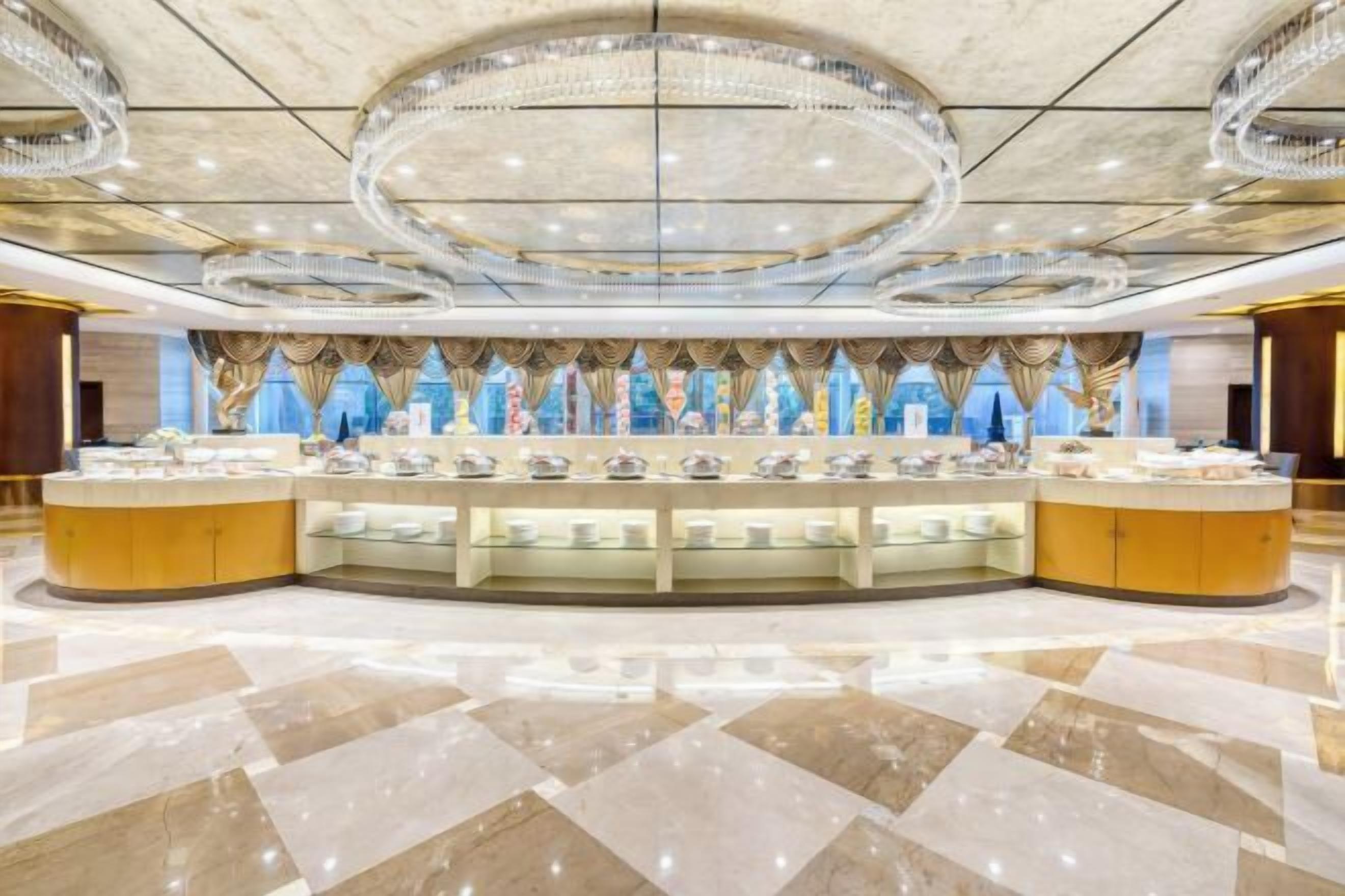 2 間餐廳，供應早餐、午餐和晚餐，中式料理