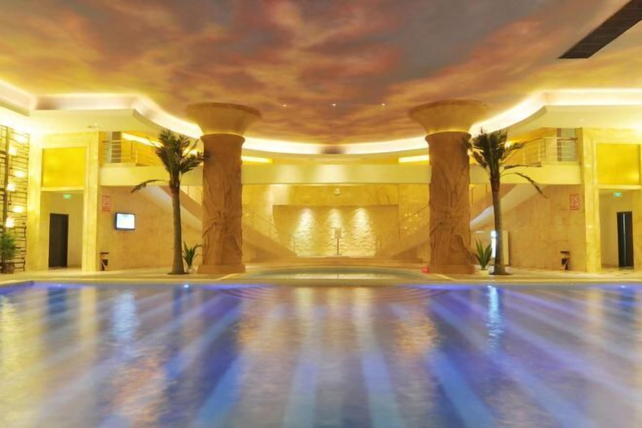 Kolam renang tertutup 