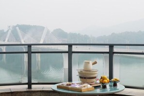 Desk, blackout curtains, iron/ironing board, free cots/infant beds - Dynasty International Hotel Chongqing Hechuan (Chongqing)