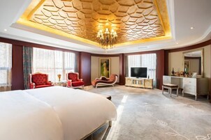 Escritorio, cortinas blackout y tabla de planchar con plancha 