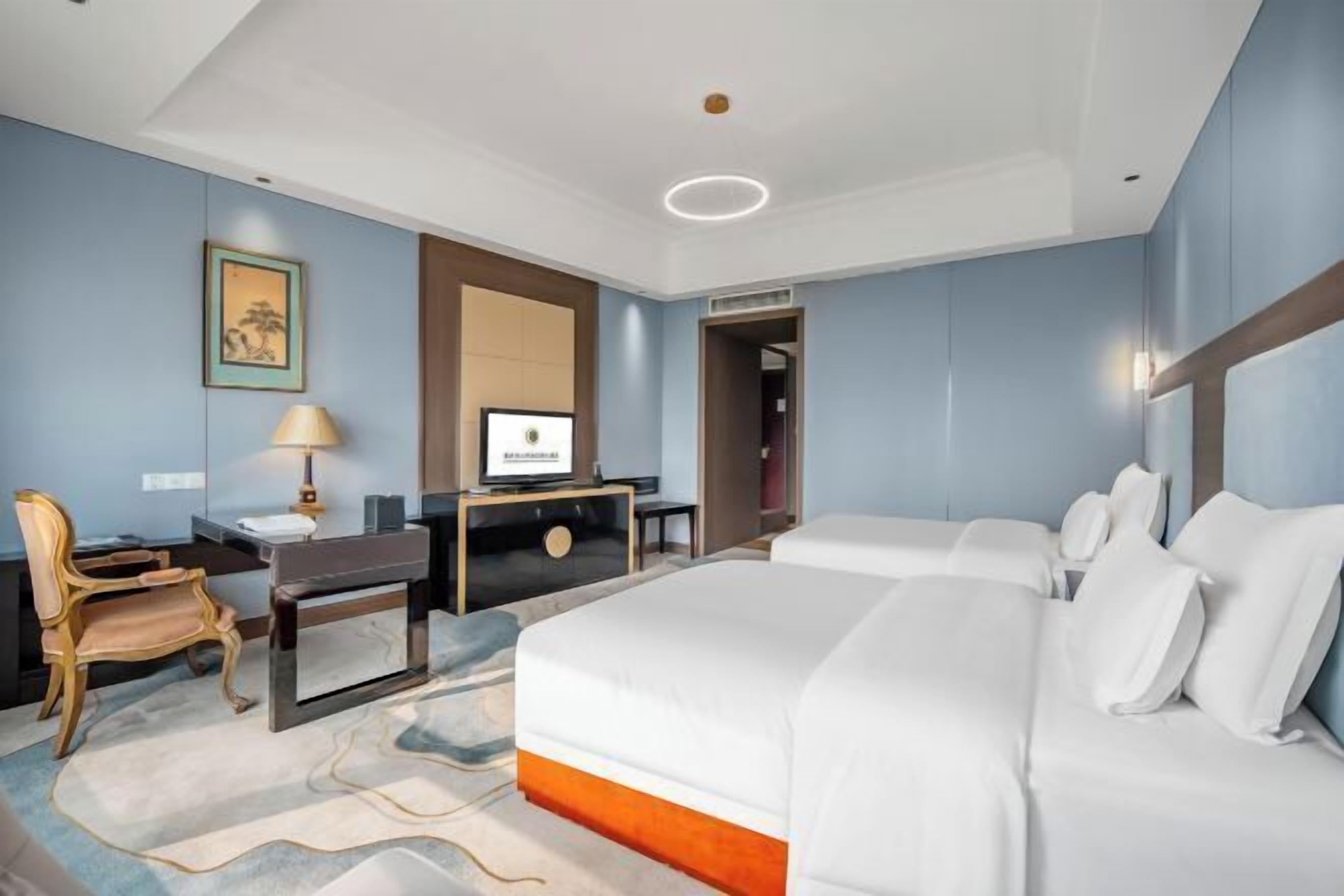 Bureau, rideaux occultants, fer et planche à repasser