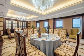 2 restaurants; breakfast, lunch and dinner served