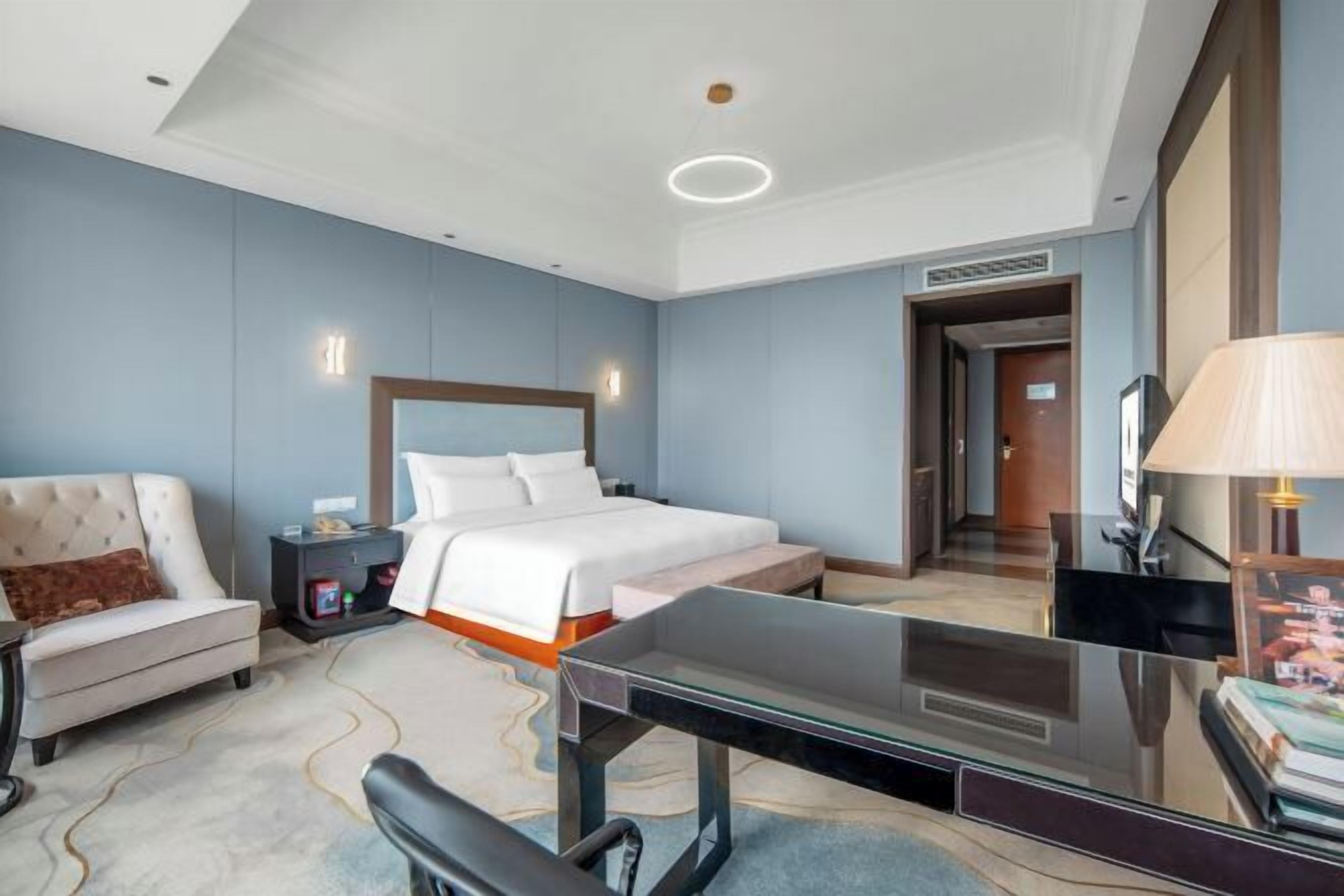 Escrivaninha, cortinas blackout, ferros/tábuas de passar roupa