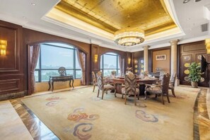 2 restaurants; breakfast, lunch and dinner served  - Dynasty International Hotel Chongqing Hechuan (Chongqing)