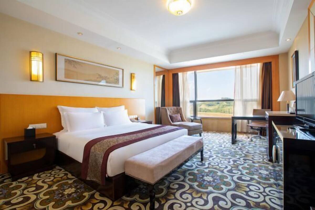 Escritorio, cortinas blackout y tabla de planchar con plancha