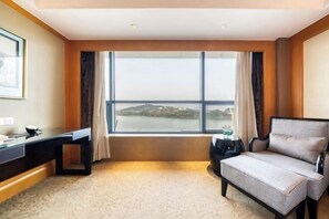 Desk, blackout drapes, iron/ironing board, free cribs/infant beds - Dynasty International Hotel Chongqing Hechuan (Chongqing)