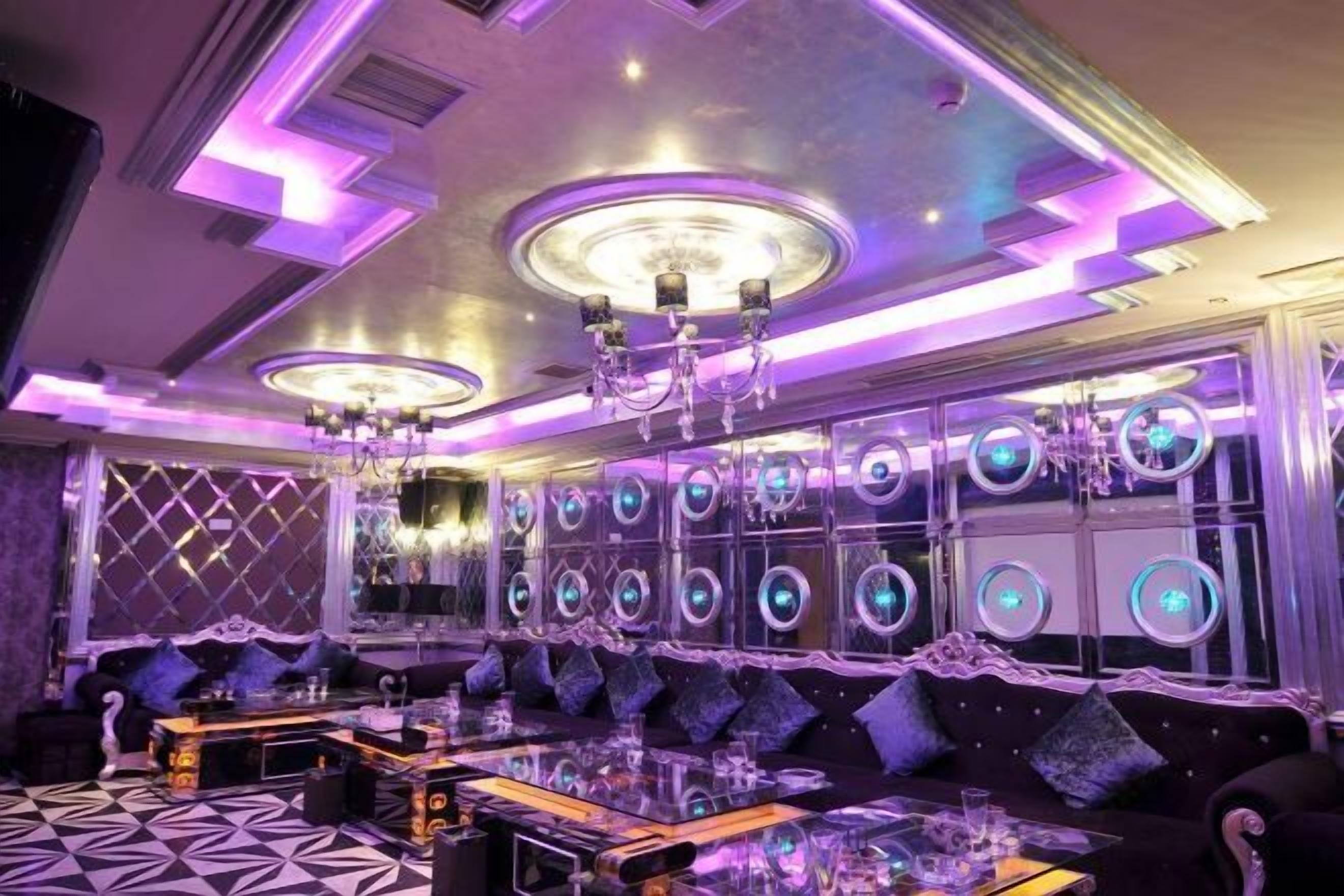 2 restoran, sarapan, makan tengah hari dihidangkan; masakan China