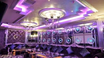 2 restoran, sarapan, makan tengah hari dihidangkan; masakan China