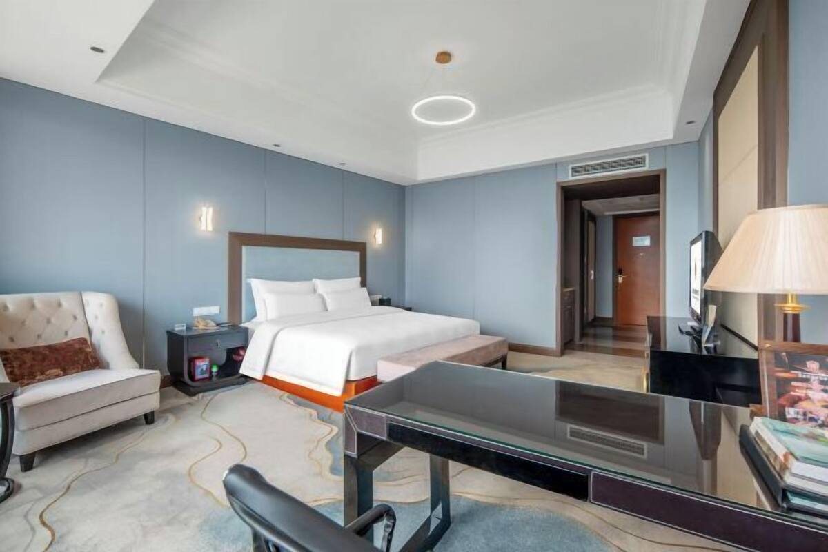 Escritorio, cortinas blackout y tabla de planchar con plancha