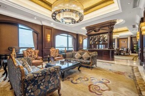 2 restaurantes; se sirve desayuno, almuerzo y cena; cocina china