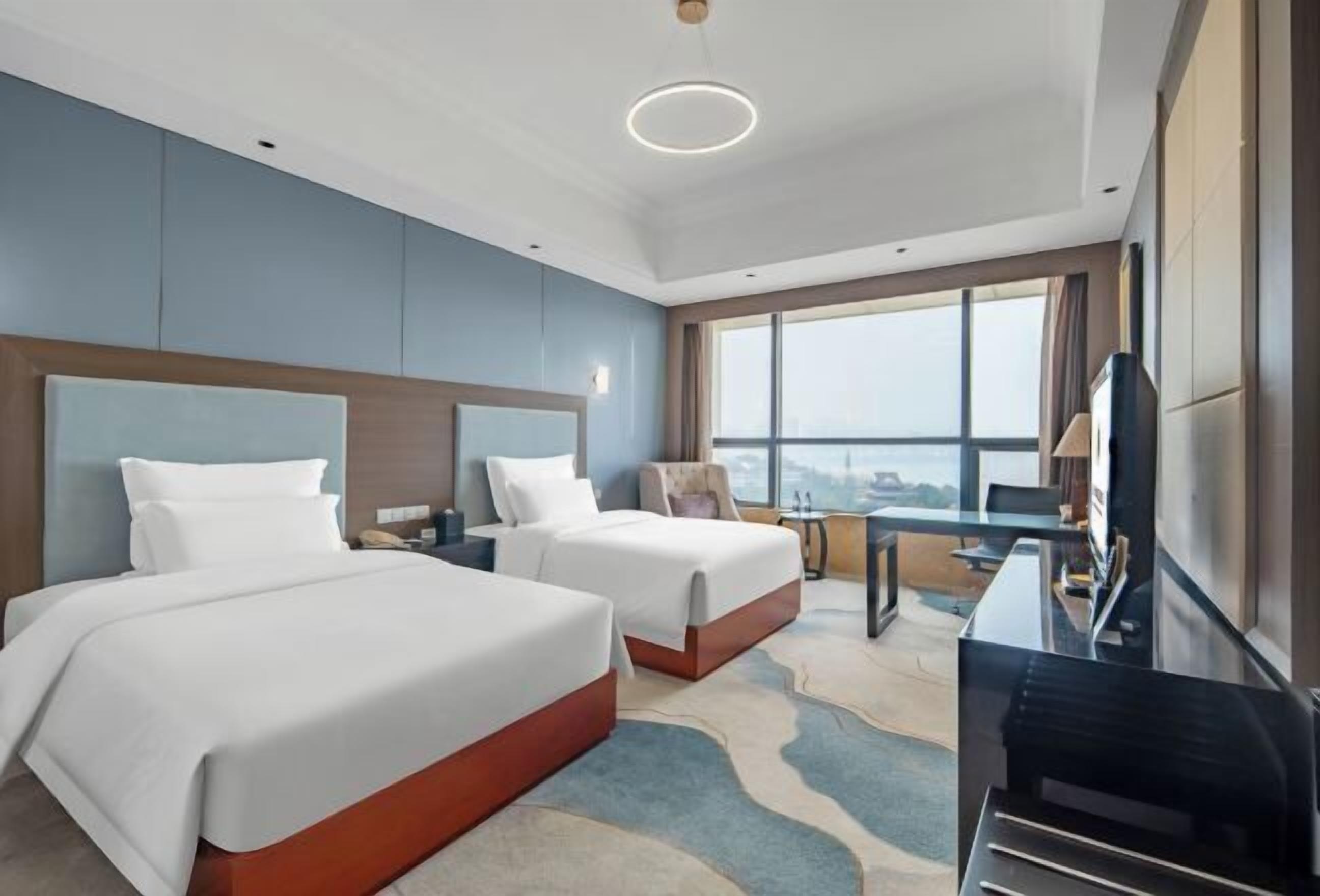 Skrivebord, blendingsgardiner og strykejern/-brett