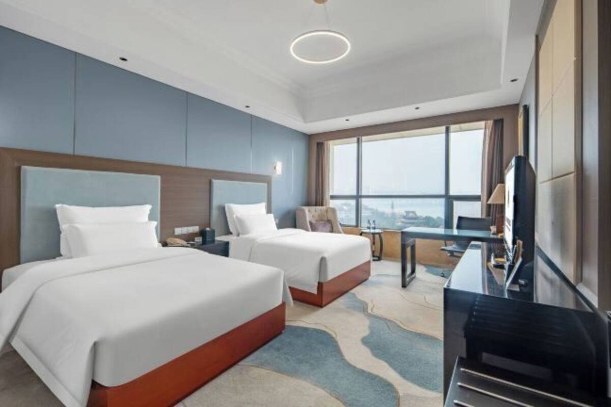 Escritorio, cortinas blackout y tabla de planchar con plancha