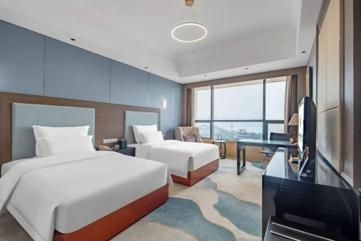 Bureau, rideaux occultants, fer et planche à repasser