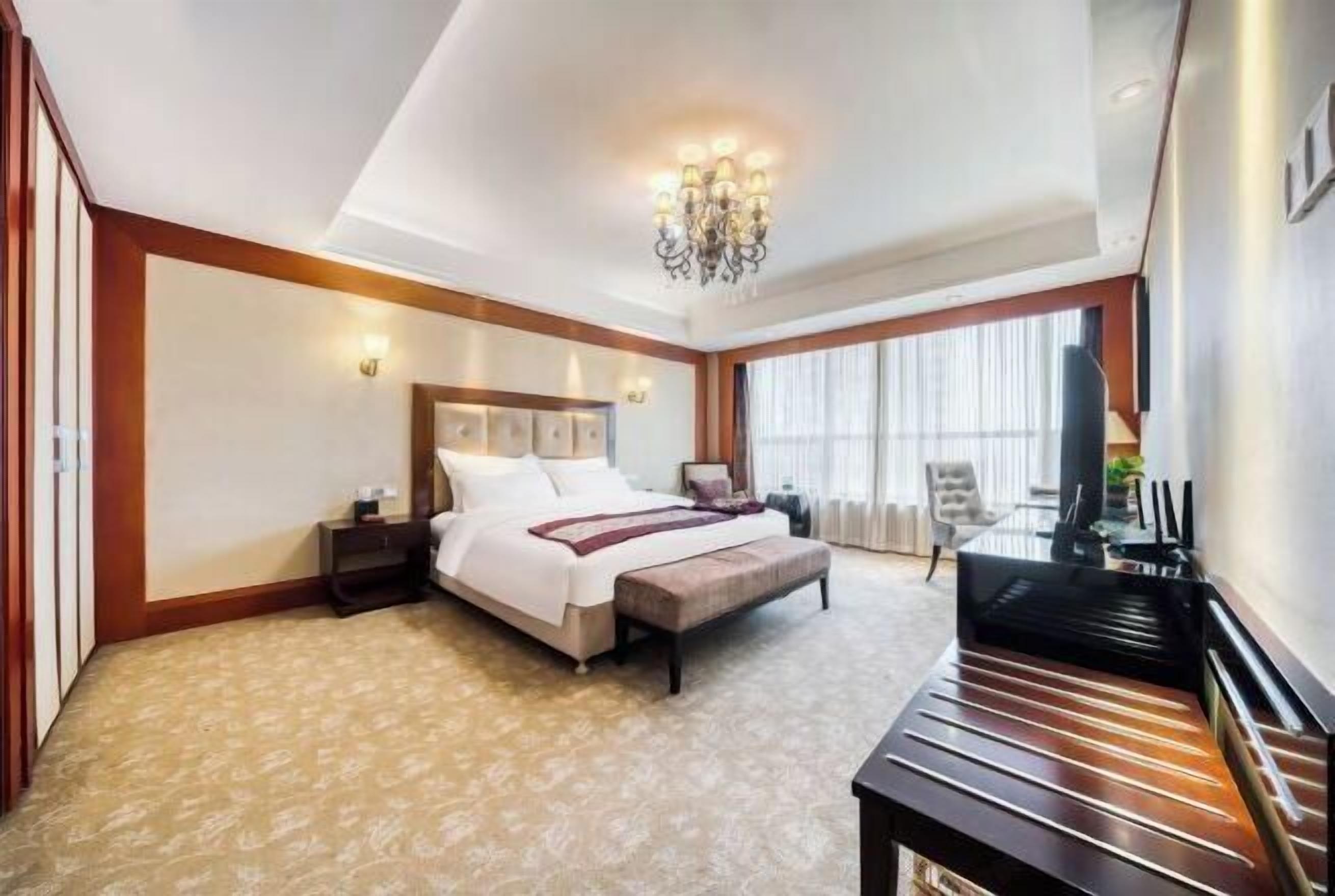 Una scrivania, tende oscuranti, ferro/asse da stiro