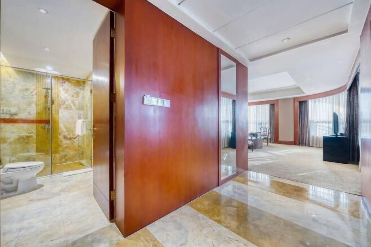 Una scrivania, tende oscuranti, ferro/asse da stiro