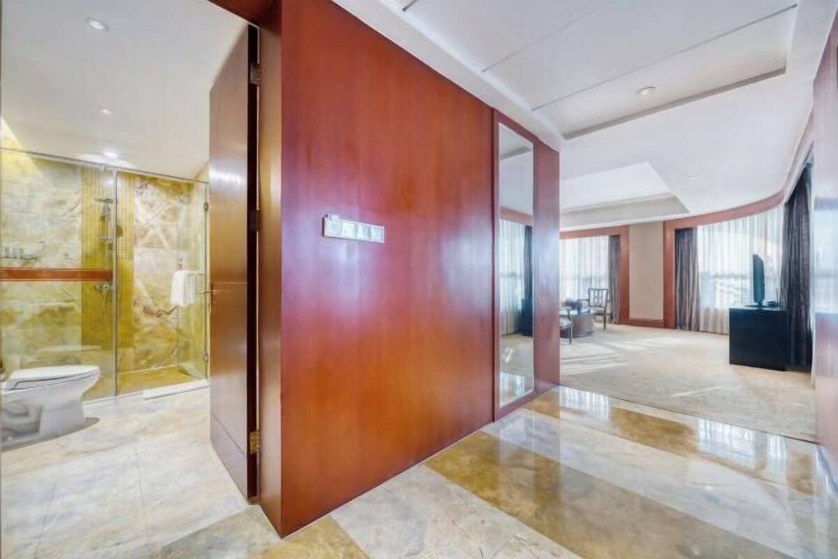 Escritorio, cortinas blackout y tabla de planchar con plancha