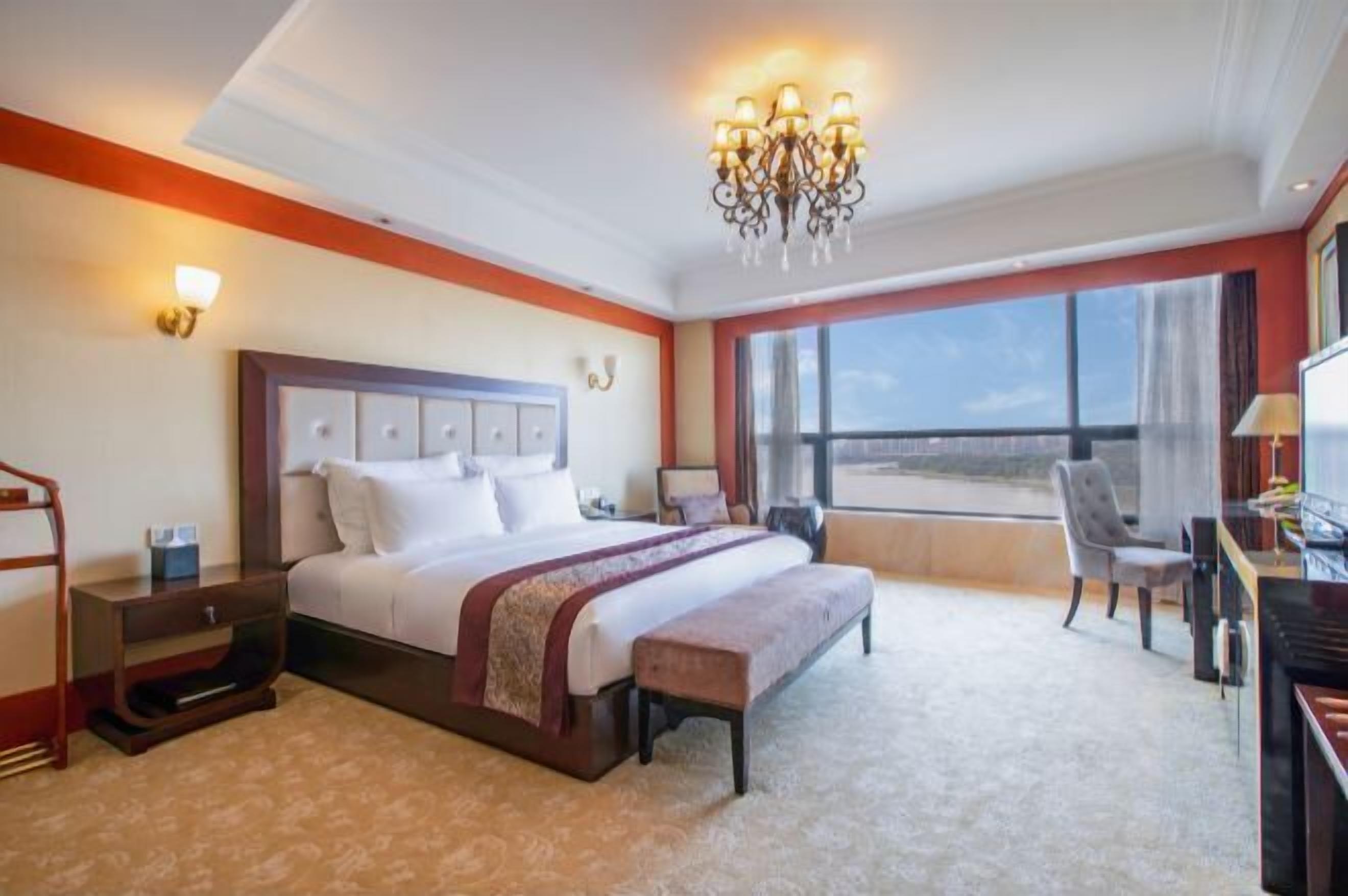 Una scrivania, tende oscuranti, ferro/asse da stiro